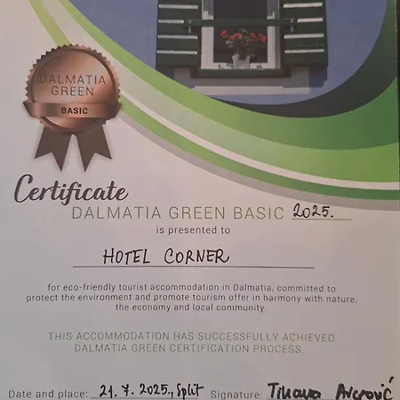 Отель Corner 4*