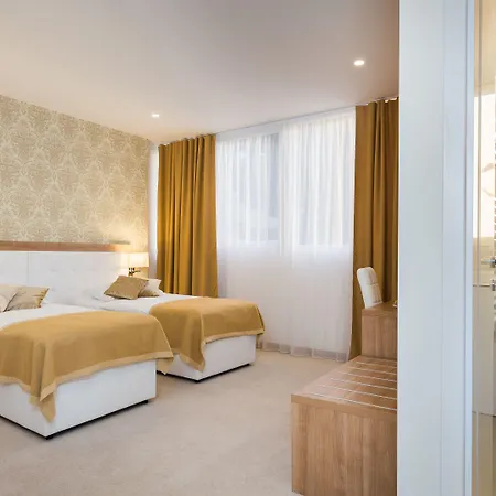 Отель Corner 4*