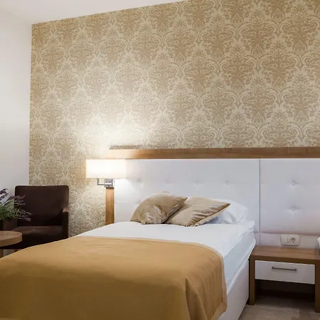 Corner Hotel 4*